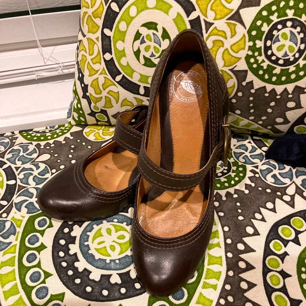 Nuture 8M brown Mary Jane heels